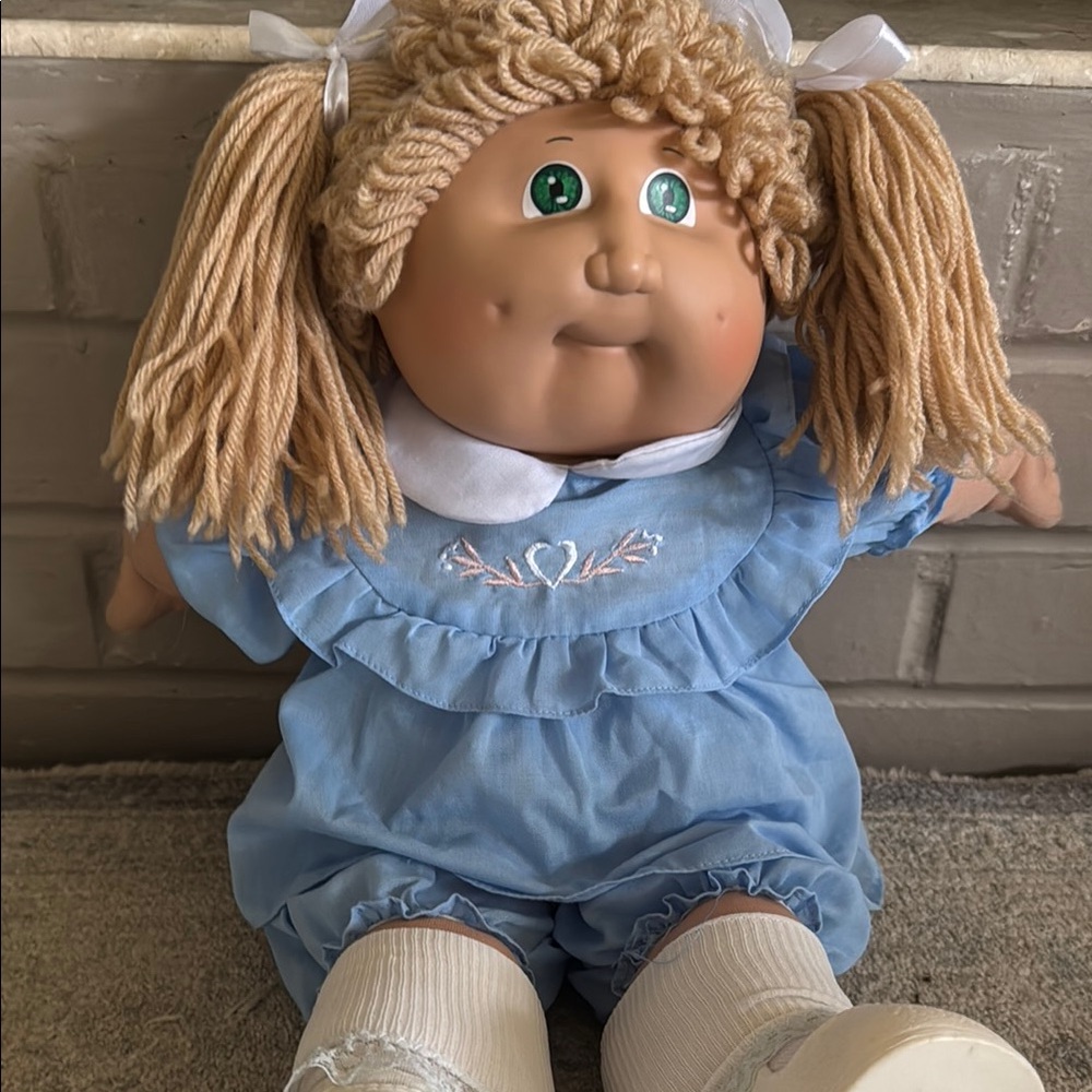Cabbage Patch Kid Doll with 3 Outfits - Picture 10 of 12